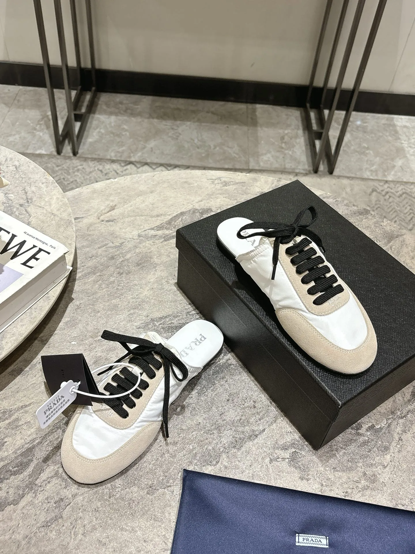 👟👟Ex-factory price 502👟👟 Prada Prada spring and summer show thin-soled moral training shoes for women. The 25ss show style item with the highest export rate. The suede upper has a texture, and the inner sheepskin is wrapped. It is soft and waxy. The insole is thickened with lambskin. It is extremely comfortable to step on, has a sense of support, and feels well wrapped. The shoe shape is full of wrapping, light, easy to wear and practical, a casual shoe, original molded rubber outsole Size: 35-39 (40 41 customized, non-refundable)